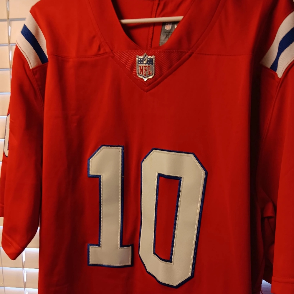 Used only wore a few times Patriots throw back mac jones jersey. Size 2XL